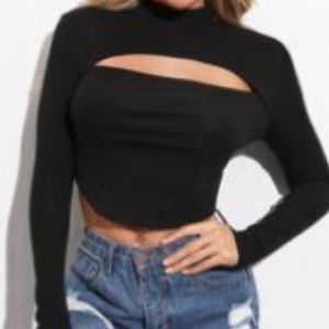 🔥FLASH SALE🔥 NWOT BLACK TOP WITH CUT OUT 💘